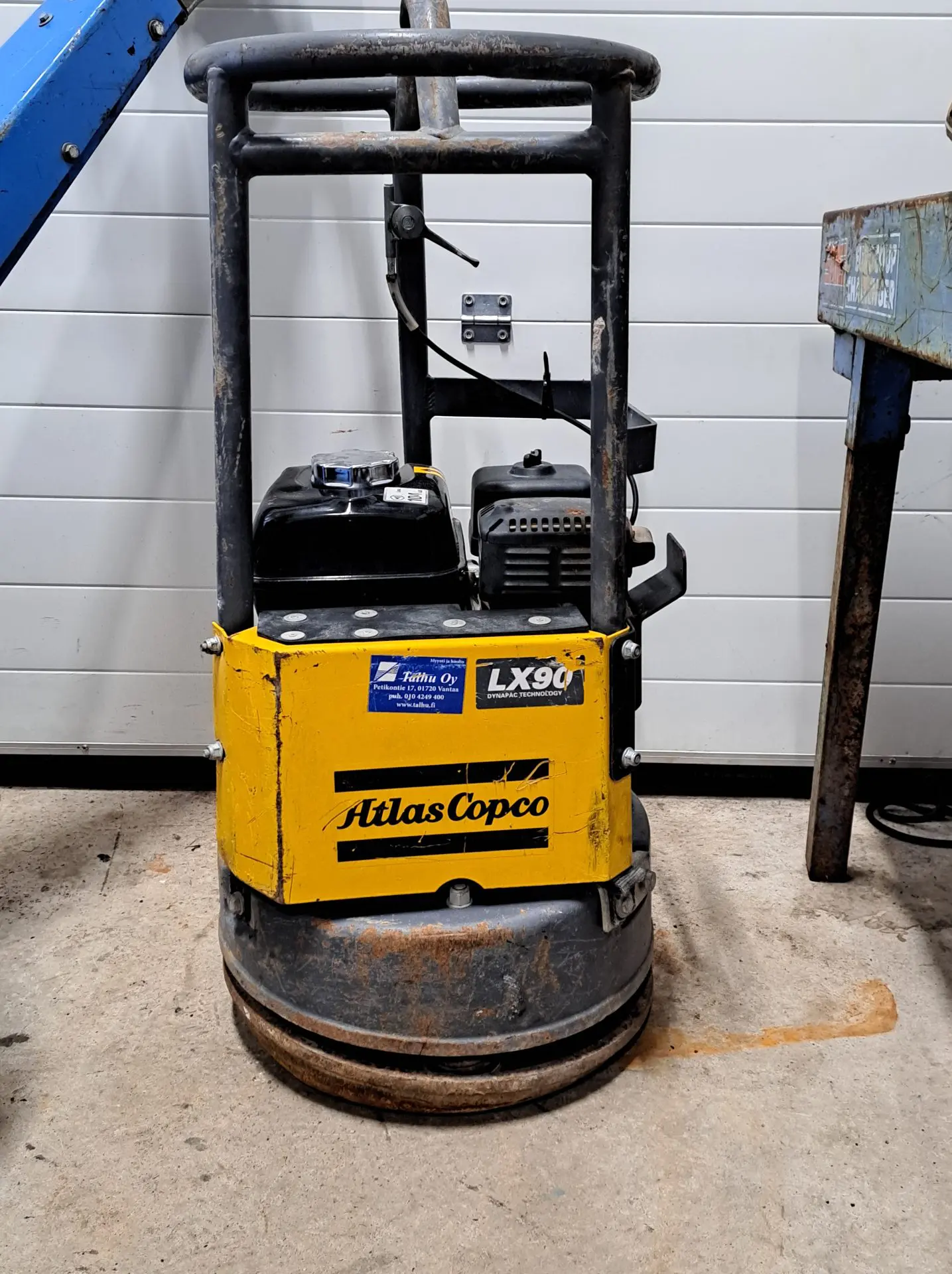 Maantiivistäjä Atlas Copco LX90, tärylätkä pyöreä, vuokrataan helsinki, vantaa, espoo